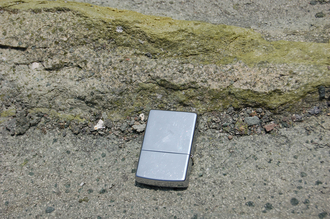 Venilla de epidota (verde claro) en andesita porfírica (fenocristales de plagioclasa blanca y ferromagnesianos de color verde oscuro). La matriz también muestra efectos de propilitización.