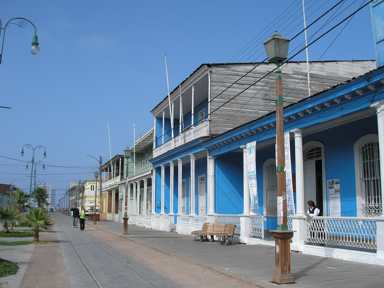 Otro aspecto del paseo Baquedano. Las casas se construyeron con Pino de Oregón gracias a la cantidad de dinero que circulaba durante los mejores años de la industria del salitre.