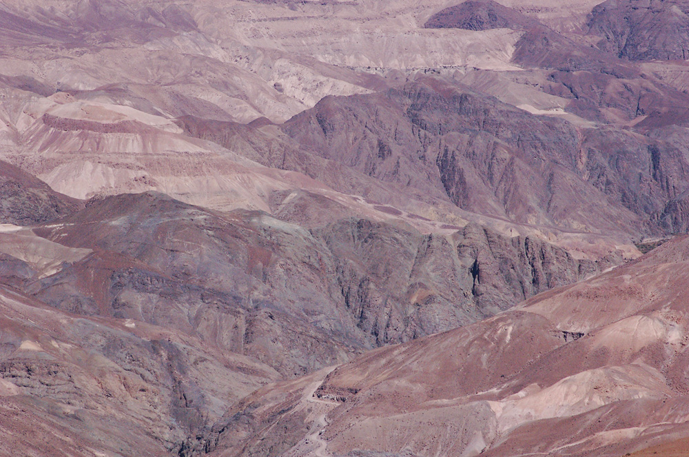 Detail of the previous image. Note on the left how fall and flow deposits of the Altos de Pica Formation cover Cerro Empexa.