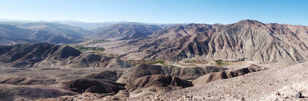 The Tarapacá Gulch (<em>Quebrada de Tarapacá</em>) from the viewpoint of Pachica (1830 m). In the background the town of Pachica.