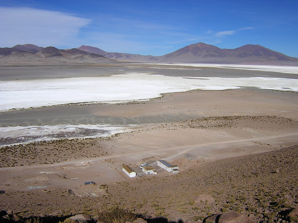 El salar y los volcanes mio-pliocenos. Imagen tomada desde la Ignimbrita Huasco.