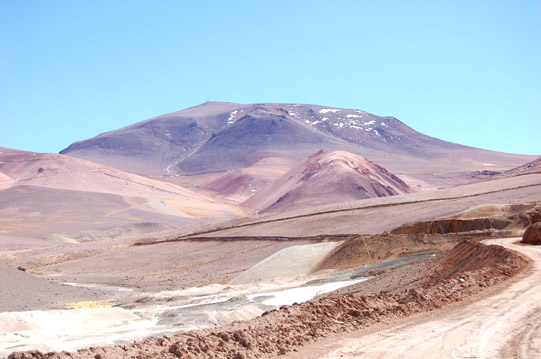 Camino al Puerto de Codoceo; faja epitermal de Maricunga, alteración argílica avanzada.