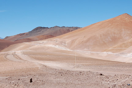 Camino al Puerto de Codoceo; faja epitermal de Maricunga, alteración argílica avanzada.