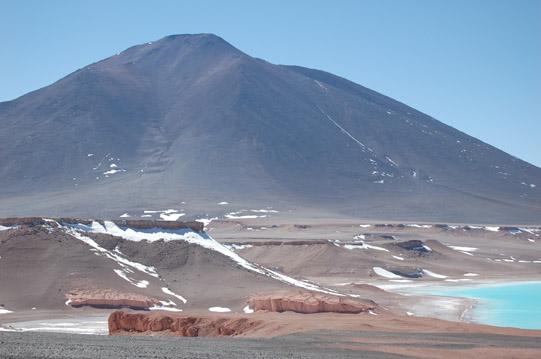 Volcán Laguna Verde (andesitas del Mioceno) e ignimbritas del Plioceno. Por debajo de estas depósitos de caída de la misma edad.