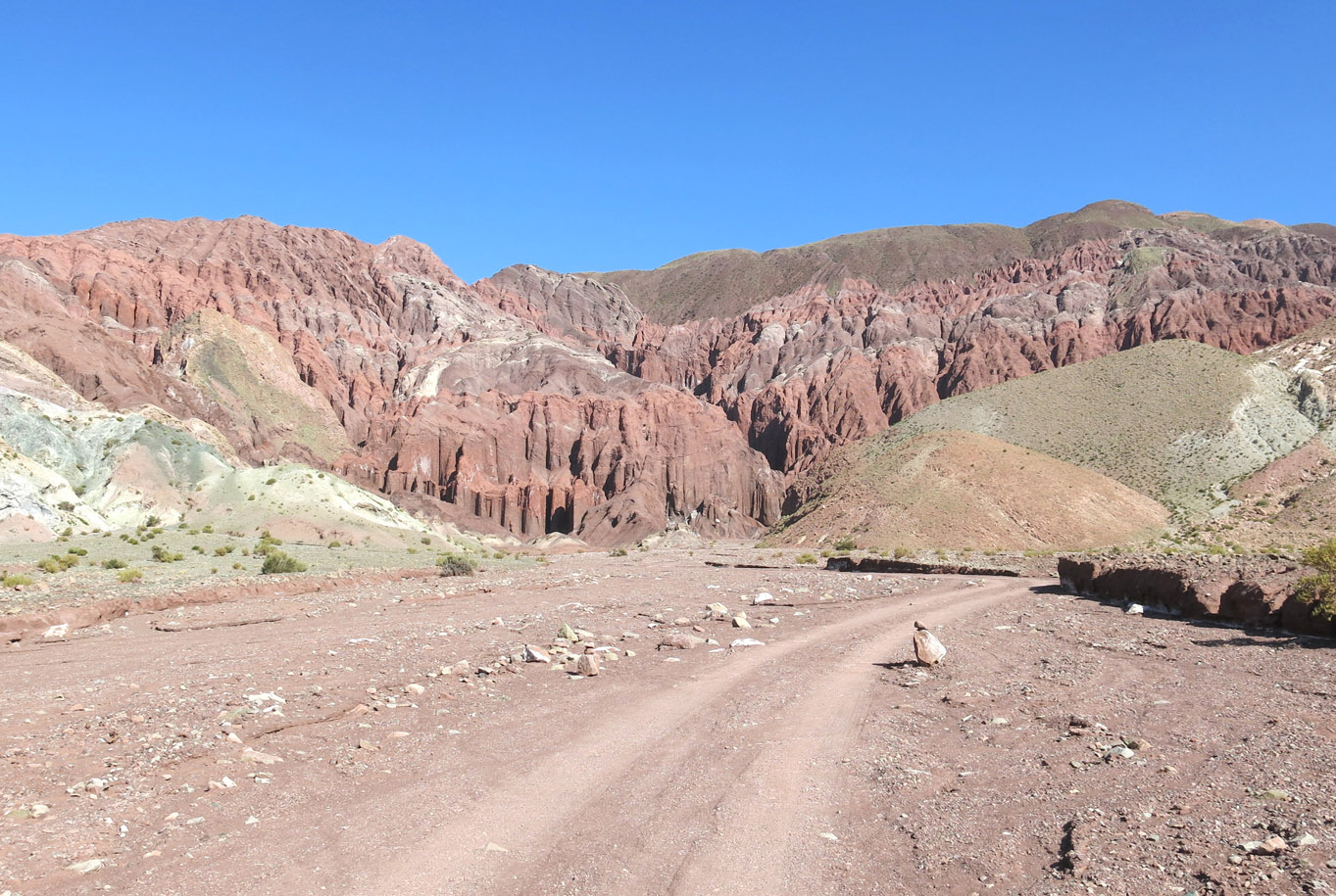 Valle del Arcoíris, formas erosivas en la Formación Tonel (rocas rojizas), Cretácico.