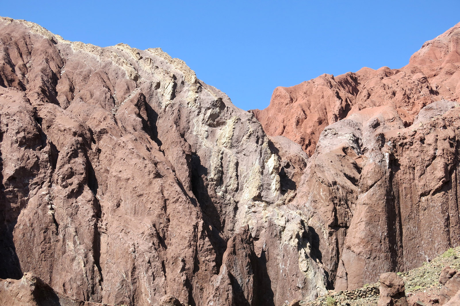 Valle del Arcoíris, seis diques de los intrusivos hipabisales de Tonel cortando a la Formación del mismo nombre.