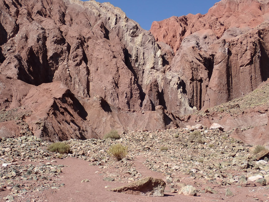 Valle del Arcoíris, intrusivos hipabisales de Tonel cortando a la Formación del mismo nombre.