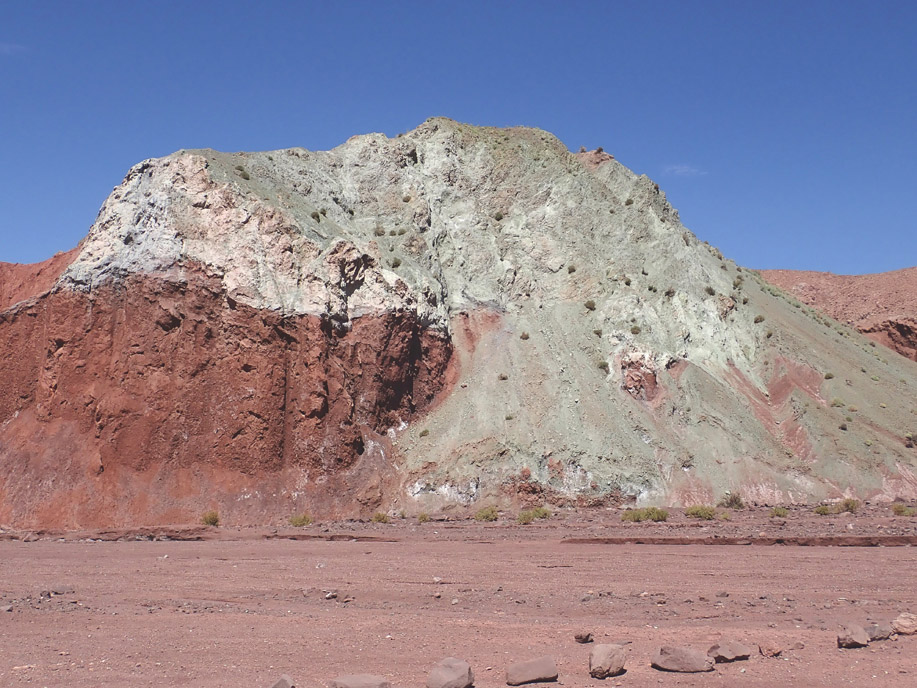 Valle del Arcoíris, domo colada de los intrusivos de Tonel, en parte sobre la Formación Tonel.