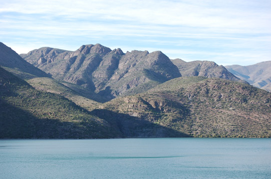 Valle del Elqui, aguas del embalse de Puclaro y la Formación Quebrada Marquesa (Cretácio inferior).