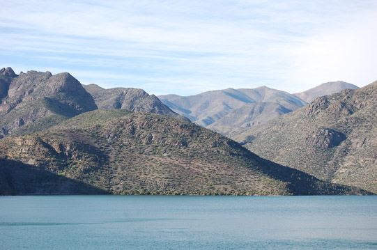 Valle del Elqui, aguas del embalse de Puclaro y la Formación Quebrada Marquesa.