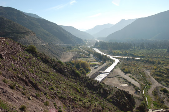 El Valle del Elqui, aguas abajo del embalse de Puclaro. Los montes corresponden a la Formación Quebrada Marquesa.