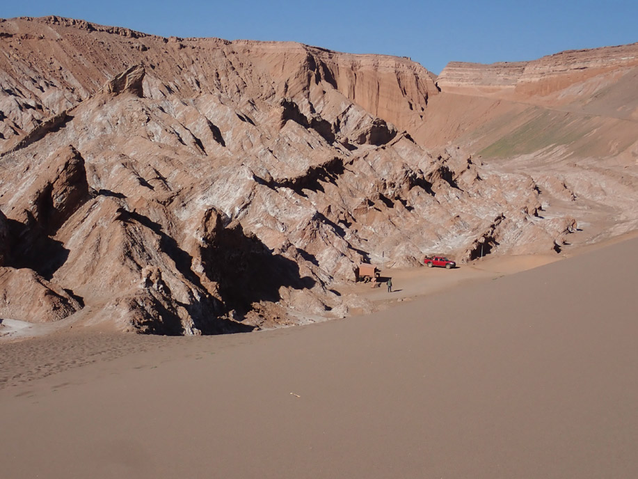 Valle de Marte, típico relieve que resulta de la intercalación de capas de sedimentos finos y salinos entre areniscas mas resistentes. Arriba Formación Vilama.