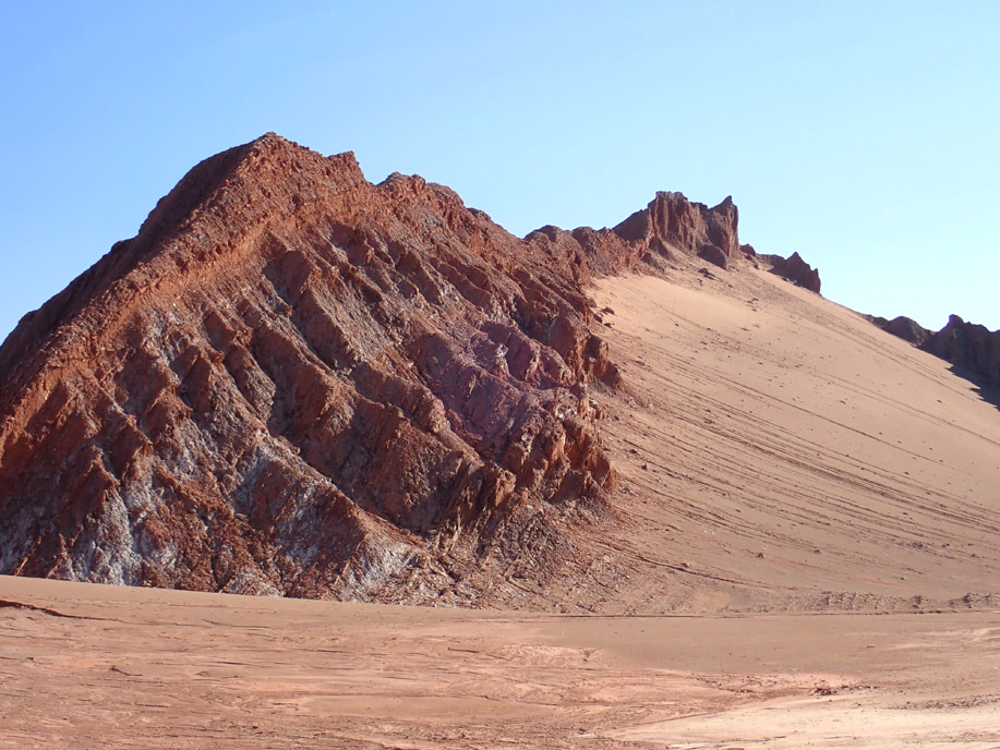 Valle de Marte, relieve en cuesta y dunas; capas duras de areniscas y blandas arcillosas y salinas.