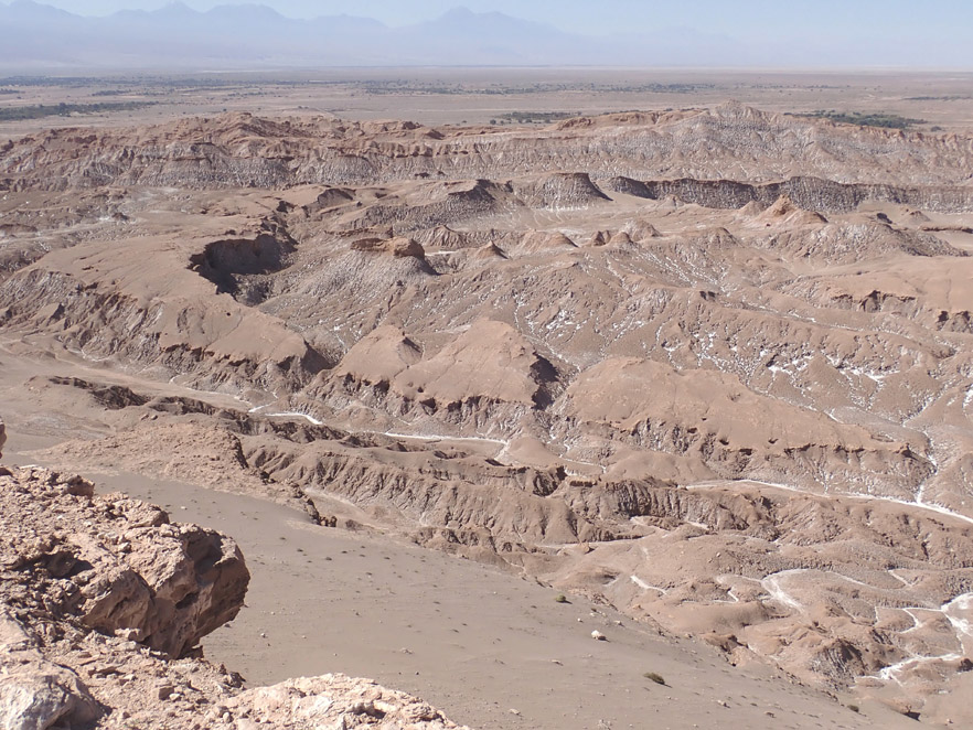 Valle de la Luna desde el Mirador de Kari, otra vista de la Formación San Pedro. Al fondo se divisan los volcanes alpinos.