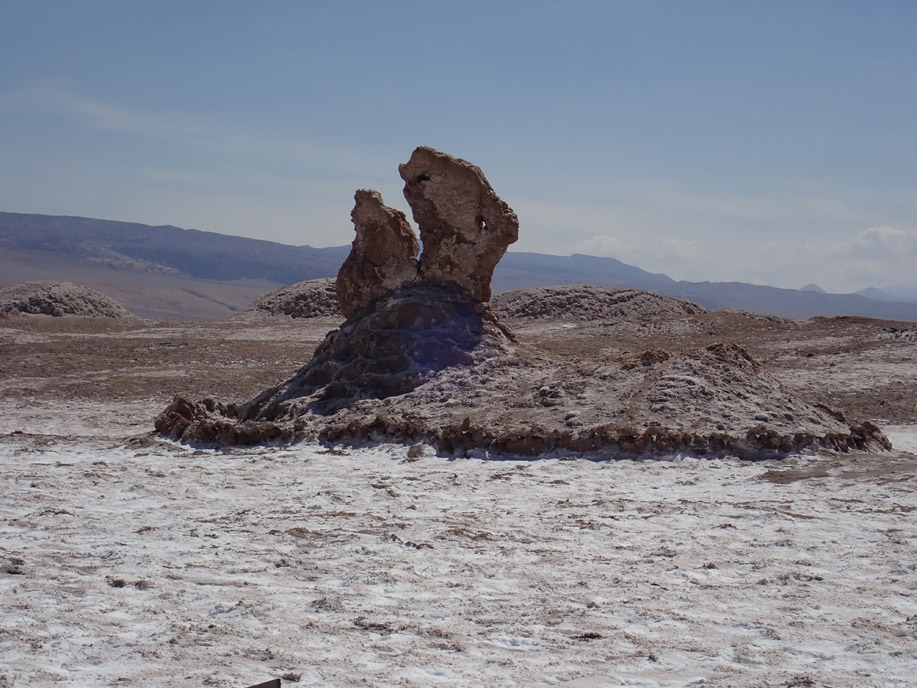 Valle de la Luna, sales disueltas y reprecipitadas y formas erosivas relictas.