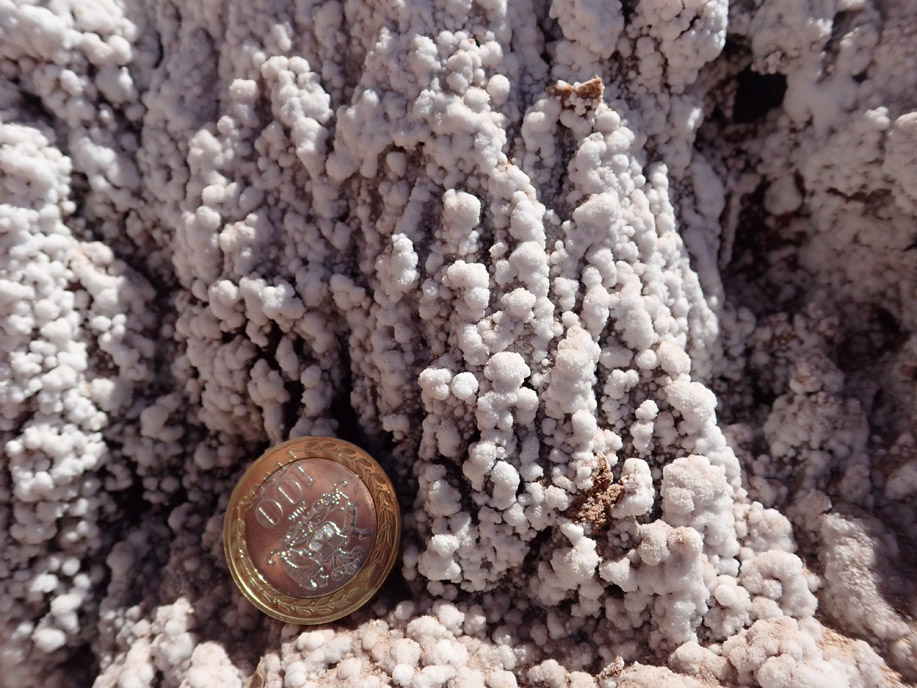 Valle de la Luna, arreglos globulares de las sales en columnas.