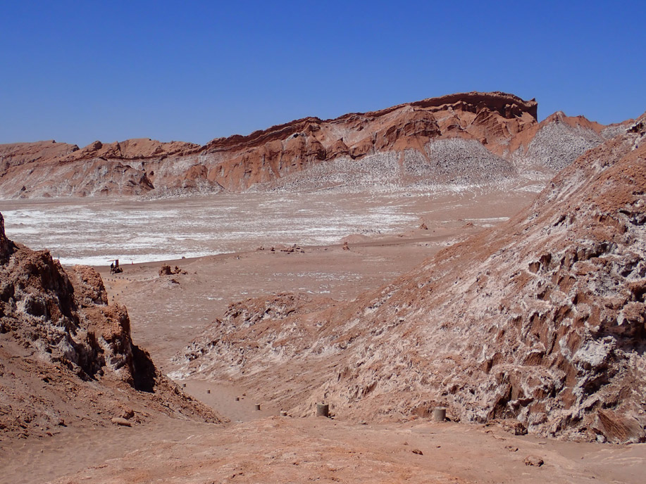 Valle de la Luna, capas de areniscas resistentes y facies salinas. Relieve en cuestas.