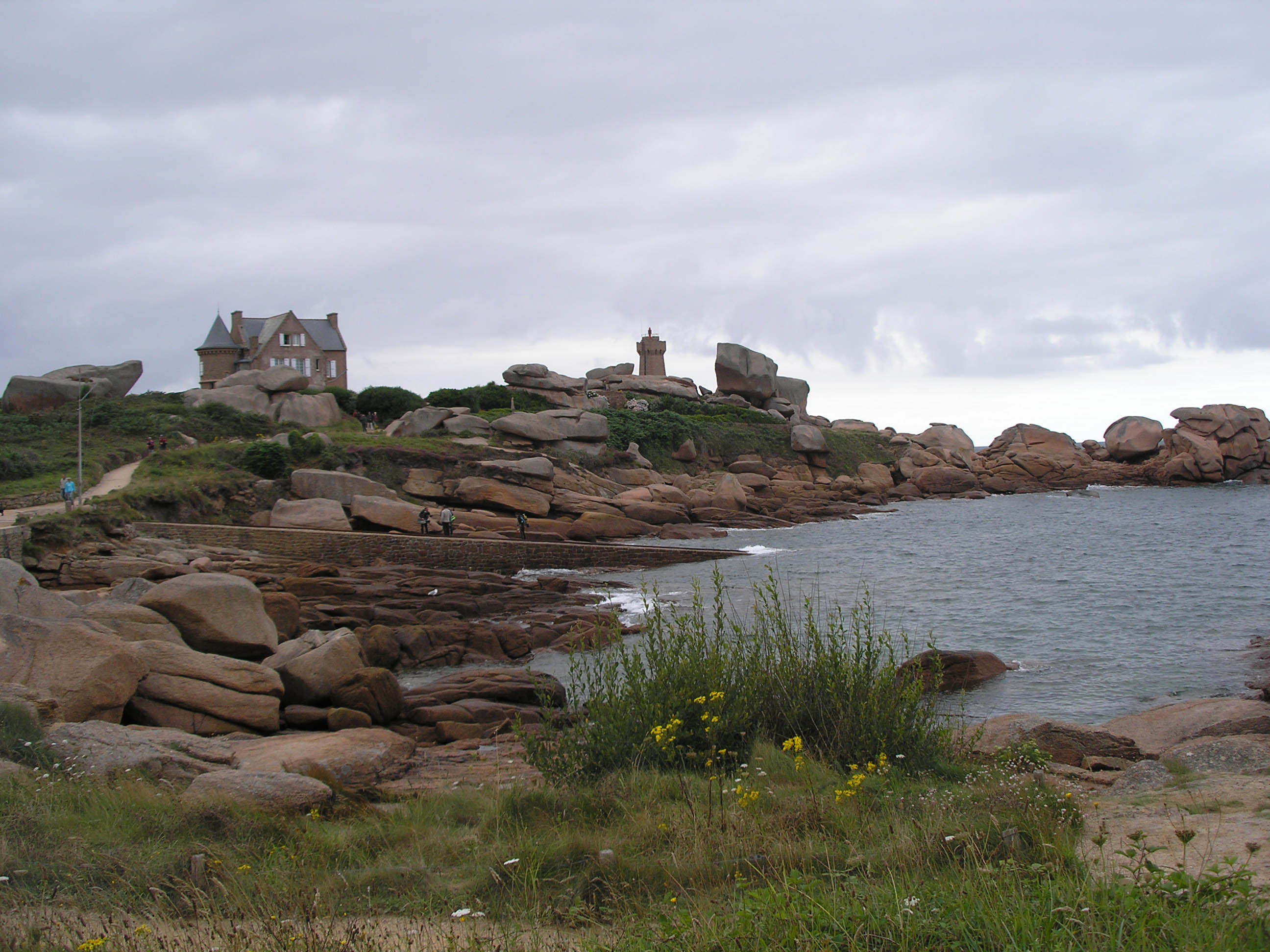 Punto 5. El granito rosa; al fondo el faro de Ploumanac'h.