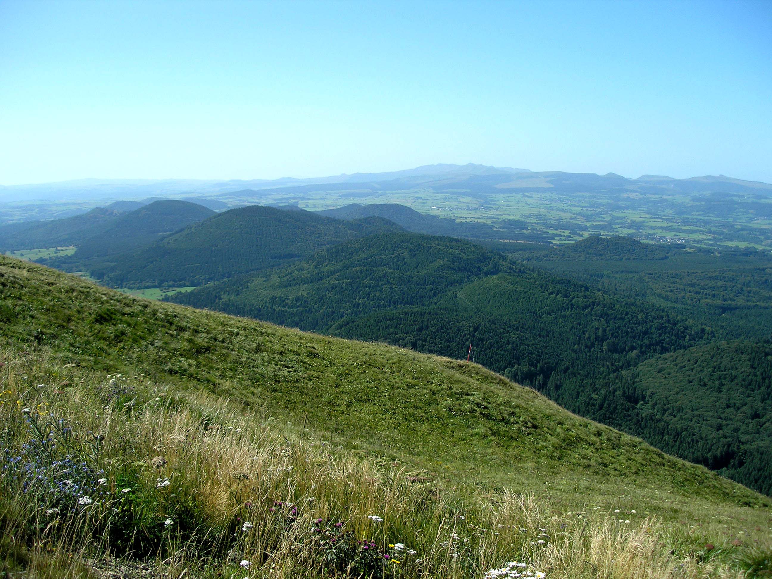 Al fondo los montes de Cantal, vista hacia el sur desde el Puy de Dôme.