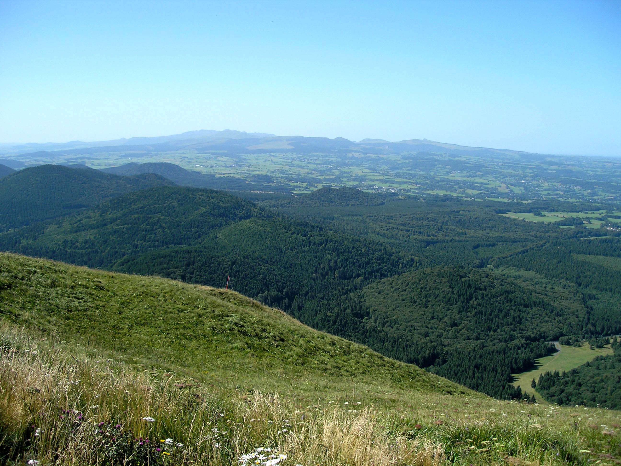 Al fondo los montes de Cantal, vista hacia el sur desde el Puy de Dôme.
