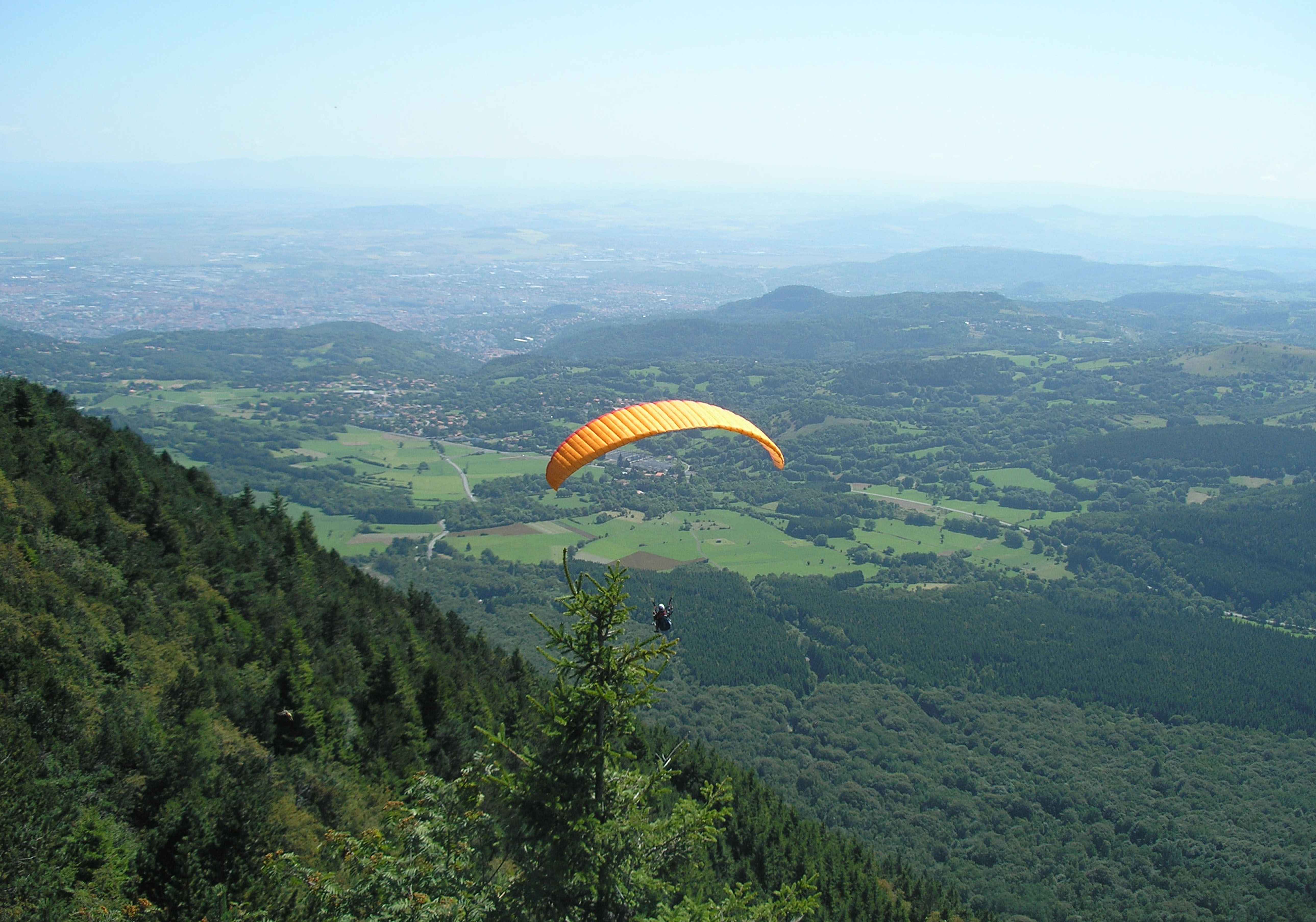 Práctica del parapente en el Puy de Dôme.