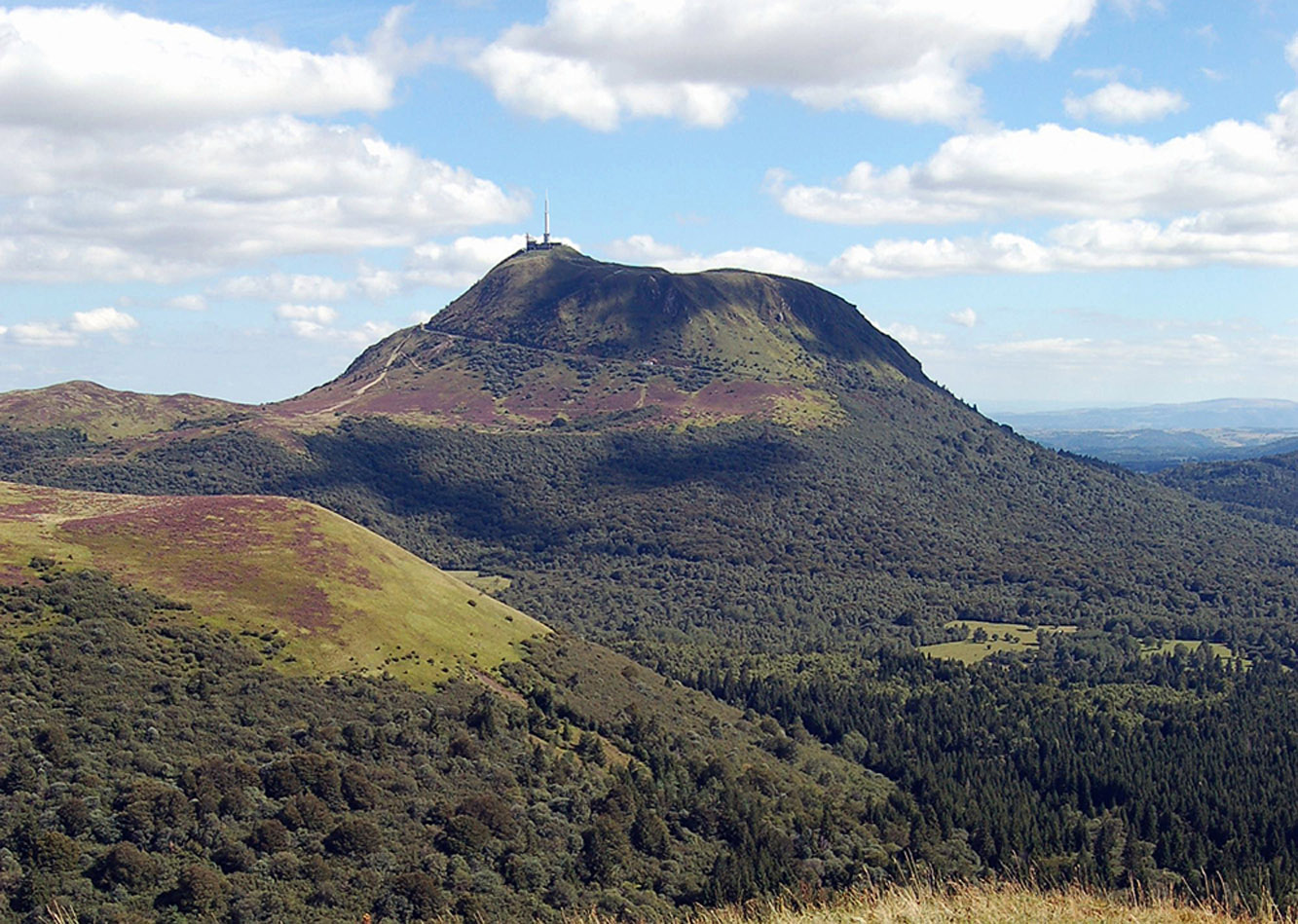 El Puy de Dôme desde el Puy de Côme. Imagen: Clément Beckert.